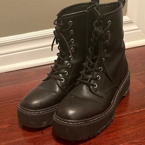 Black boots size 40 like new just need a wipe down.